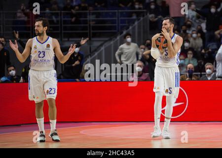 Madrid, Madrid, Spagna. 23rd Dic 2021. Rudy FernÃndez (R) durante la vittoria del Real Madrid su CSKA Mosca (71 - 65) nella stagione regolare Eurolega Turkish Airlines (round 17) celebrata a Madrid (Spagna) al Wizink Center. Dicembre 23rd 2021. (Credit Image: © Juan Carlos GarcÃ-A Mate/Pacific Press via ZUMA Press Wire) Foto Stock