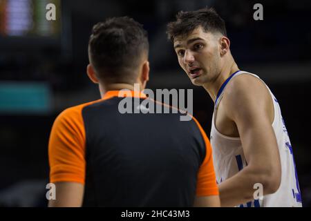 Madrid, Madrid, Spagna. 23rd Dic 2021. Tristan Vukcevic (R) durante la vittoria del Real Madrid su CSKA Mosca (71 - 65) nella stagione regolare Eurolega Turkish Airlines (round 17) celebrata a Madrid (Spagna) al Wizink Center. Dicembre 23rd 2021. (Credit Image: © Juan Carlos GarcÃ-A Mate/Pacific Press via ZUMA Press Wire) Foto Stock