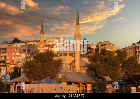 Moschea del Sultano Mihrimah al tramonto a Istanbul, Turchia. Foto Stock