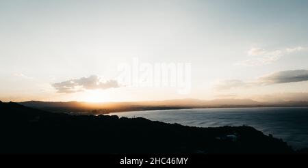 Scatto ipnotizzante di un condimento sotto il cielo giallo Foto Stock