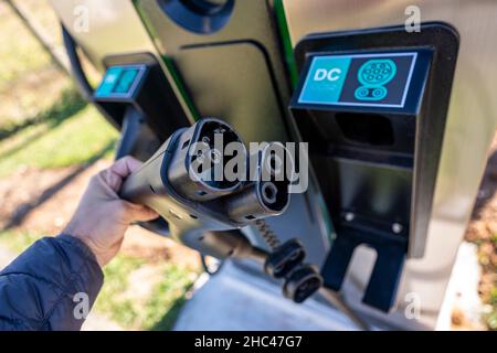 Connettore CCS del sistema di carica combinato su una stazione di ricarica rapida CC di un veicolo elettrico Foto Stock