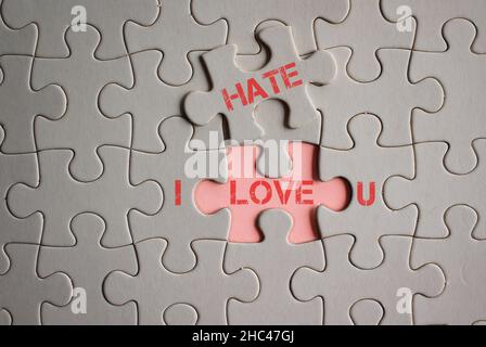 Concetto di rapporto di odio di amore. MI PIACE ODIARE U parole scritte su pezzi di puzzle jigsaw. Foto Stock
