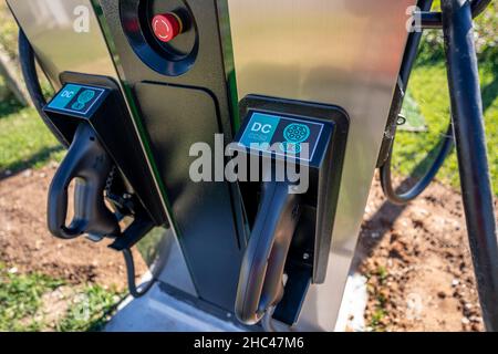 Stazione di ricarica rapida CC per veicoli elettrici con due spine CCS del sistema di ricarica combinato Foto Stock