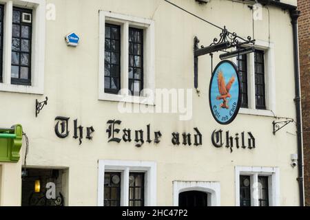 Facciata dello storico pub Eagle and Child, Oxford, Regno Unito; C S Lewis e JRR Tolkien erano due dei suoi rinomati clienti Foto Stock