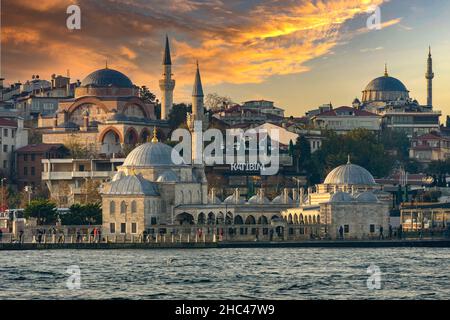 Vista di alcune moschee sulla costa di Uskudar. Uskudar è un grande e densamente popolato distretto e il comune di Istanbul, Turchia. Foto Stock