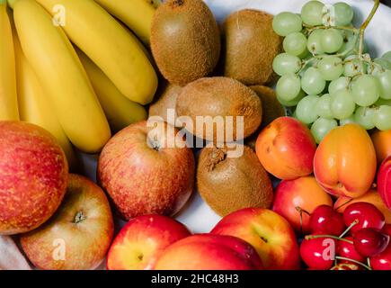 Da sopra mazzo di vari frutti freschi maturi messi in mucchio sul piatto Foto Stock