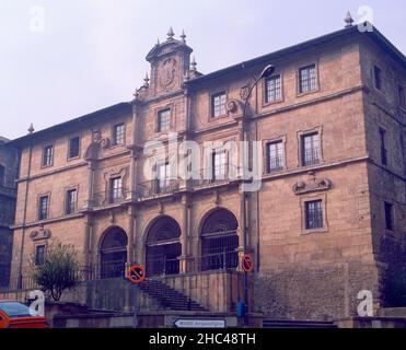 MONASTERIO DE SAN PELAYO - SIGLO IX - FACHADA BARROCA REALIZADA EN EL SIGLO XVIII AUTORE: FRAY PEDRO MARTINEZ. LOCALITÀ: MONASTERIO DE SAN PELAYO. Oviedo. ASTURIE. SPAGNA. Foto Stock