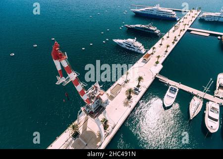 Gru sul molo vicino agli yacht ormeggiati nella località di Porto Foto Stock