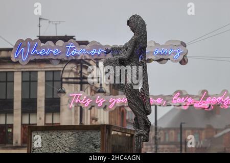 Leeds, Regno Unito. 24th Dic 2021. Leeds City Centre Christmas angel decoration in Leeds, Regno Unito il 12/24/2021. (Foto di Mark Cosgrove/News Images/Sipa USA) Credit: Sipa USA/Alamy Live News Foto Stock