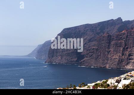 Le scogliere di Los Gigantes dalla piattaforma di osservazione sopra la città di Tenerife Foto Stock