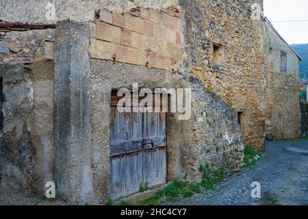 Assergi, L Aquila, Abruzzo, Italia: Antico borgo tipico di montagna danneggiato dal terremoto Foto Stock