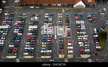 Gli acquirenti di Natale riempiono il parcheggio di un Tesco ad Ashford, Kent, in quanto il governo rifiutò di escludere l'introduzione di ulteriori restrizioni per rallentare la diffusione della variante Omicron del coronavirus Data immagine: Venerdì 24 dicembre 2021. Foto Stock