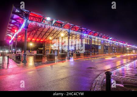 Luci di Natale di notte nell'edificio del mercato interno di Preston, Lancashire. Dicembre 2021. Illuminazione festiva di alto livello, illuminata e decorata, mercato coperto coperto con un grande baldacchino vittoriano, Un edificio con pareti in vetro che consente l'ingresso della luce a tutte le angolazioni di Earl Street, Preston, Lancashire, Inghilterra. E' una struttura storica di grado II costruita tra il 1870 e il 75, che ora offre negozi moderni e contemporanei. Foto Stock