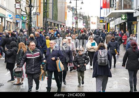 Acquirenti di Natale su Northumberland Street a Newcastle upon Tyne, come il governo ha rifiutato di escludere l'introduzione di ulteriori restrizioni per rallentare la diffusione della variante Omicron del coronavirus Data immagine: Venerdì 24 dicembre 2021. Foto Stock