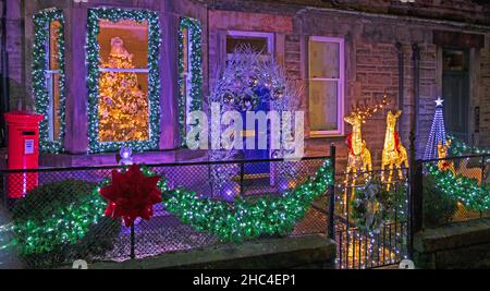 Meadowbank, Edimburgo, Scozia, Regno Unito. 24th dicembre 2021. DREary Dark Christmas Eve mattina dopo la pioggia che cade tutta la notte, temperatura 5 gradi. Nella foto: Una famiglia ha decorato l'esterno della loro casa con luci e ornamenti festosi per illuminare il loro umore e per i passanti come un altro giorno di Natale si avvicina. Credito: Archwhite Foto Stock