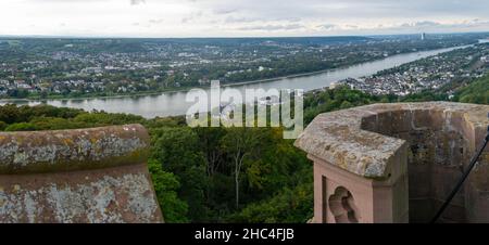 Vista aerea panoramica di Bonn Germania con canale di navigazione in primo piano Foto Stock