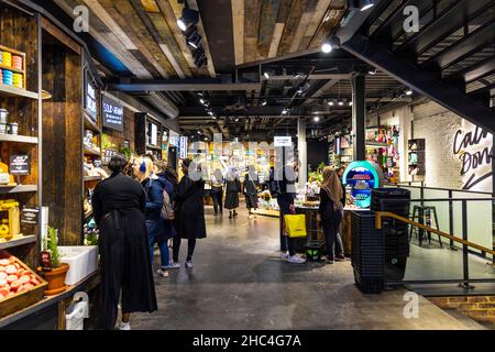 Interno del handmade catena di cosmetici lussureggianti Oxford Street negozio di Londra, Regno Unito Foto Stock