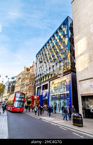 Facciata in vetro contemporanea con forme gioiello sopra il negozio Boots al 187-195 Oxford Street, Londra, Regno Unito Foto Stock