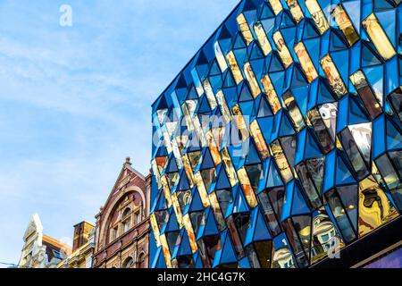 Contemporanea facciata di vetro con gioiello-come le forme a 187-195 Oxford Street, London, Regno Unito Foto Stock