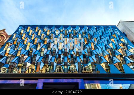 Contemporanea facciata di vetro con gioiello-come le forme a 187-195 Oxford Street, London, Regno Unito Foto Stock