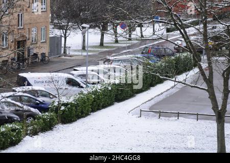 Copenhagen/Denmark./24 December 2021/ la donna rimuove la neve dal finestrino dell'auto come tempo la neve cade a Kastrup e il proprietario rimuove la neve dal sentiero a Kastrup capitale danese Copenaghen. (Foto..Francis Joseph Dean/Dean Pictures) Foto Stock