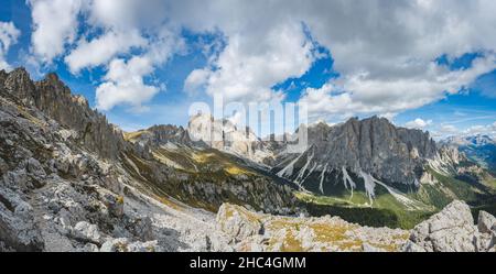 vista sui monti rosengarten dal sentiero escursionistico Foto Stock