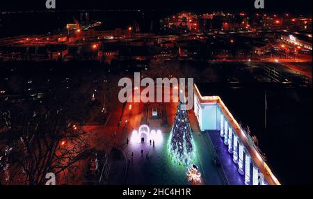 Panorama notturno aereo del principale albero di Natale sulla piazza Dumskaya e porto di mare n Odessa Ucraina Foto Stock