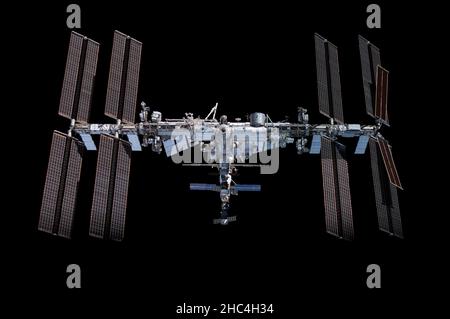 ISS - 08 Novembre 2021 - questo mosaico raffigura la Stazione spaziale Internazionale raffigurata dallo SpaceX Crew Dragon Endeavour durante un volo intorno al Foto Stock