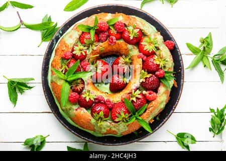 Dolce dessert estivo, torta fragola-lampone, guarnita con menta. Foto Stock
