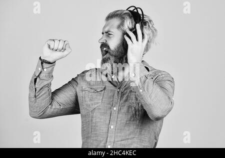 cantante del futuro. playlist di buon umore. Uomo con cuffia. Uomo barbuto hipster in cuffia. Ascoltare audio libro. La musica batte per l'umore energico, il suo preferito Foto Stock