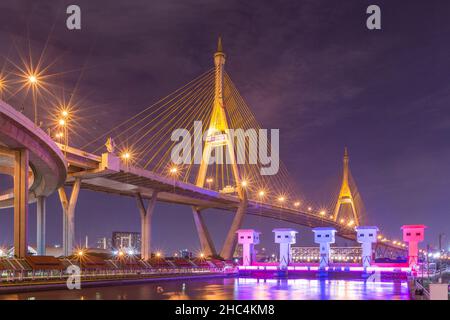 Bhumibol Bridge al ponte notturno che collega il traffico e aiuta a risolvere il problema. Foto Stock