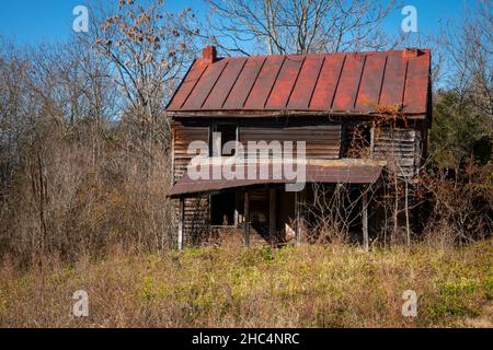 USA Virginia Luray Page County una vecchia casa di legno abbandonata dilapidata e cadendo a pezzi Foto Stock