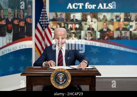 Il presidente degli Stati Uniti Joe Biden firma nella legge H.R. 3537, il “Accelerating Access to Critical Therapies for ALS Act” alla Casa Bianca di Washington, DC, 23 dicembre 2021. Credit: Chris Kleponis / CNP /MediaPunch Foto Stock