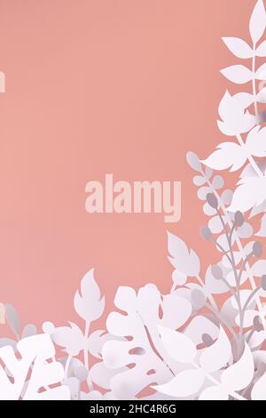 carta bianca taglio giungla piante foglie su sfondo rosa Foto Stock