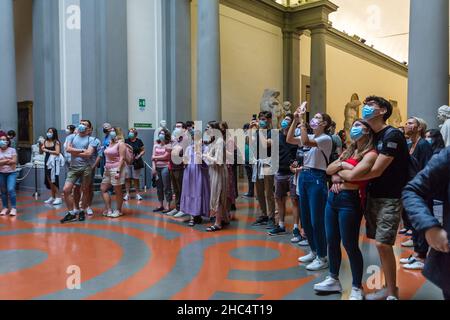 I turisti scattano foto della scultura di Michelangelo David. Galleria della Accademia, Firenze. Italia. Foto Stock