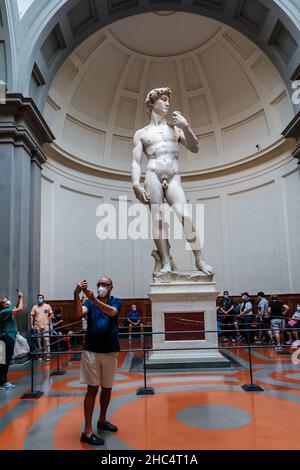 I turisti scattano foto della scultura di Michelangelo David. Galleria della Accademia, Firenze. Italia. Foto Stock