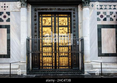 Porta del Paradiso, porta di bronzo di Lorenzo Ghiberti per il Battistero di San Giovanni. Firenze. Italia. Foto Stock