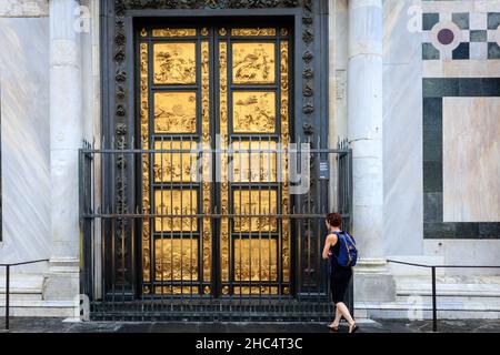 Porta del Paradiso, porta di bronzo di Lorenzo Ghiberti per il Battistero di San Giovanni. Firenze. Italia. Foto Stock