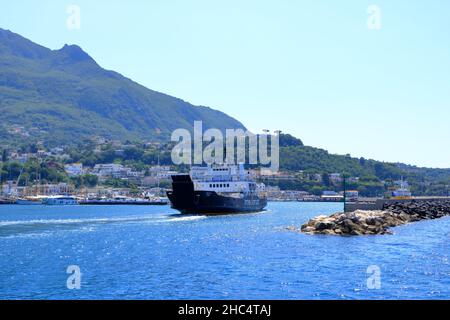 Paesaggio costiero con porticciolo di Casamicciola Terme, Isola d'Ischia in Italia Foto Stock