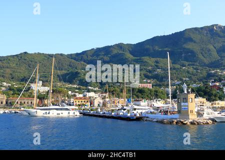 Paesaggio costiero con porticciolo di Casamicciola Terme, Isola d'Ischia in Italia Foto Stock