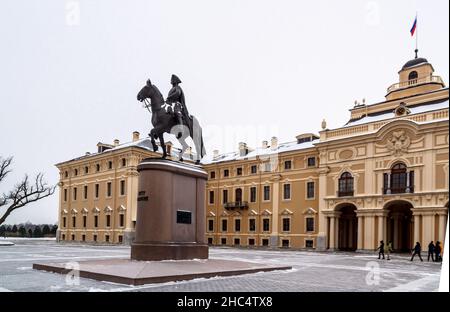 San Pietroburgo, Russia - 12 dicembre 2021: Monumento di Pietro il Grande di fronte al Palazzo Costantino a Strelna. Foto Stock