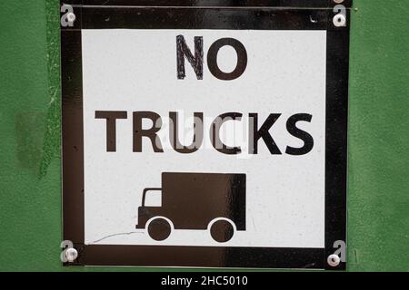 Vecchio segno con le parole No Trucks e un'immagine di un camion sul segno Foto Stock