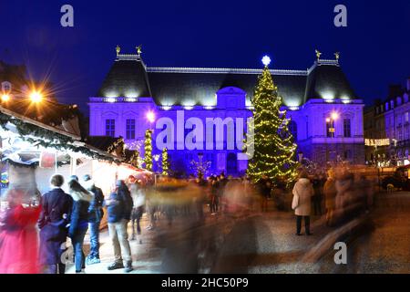 Francia. Ille-et-Vilaine (35). Rennes. Spettacolo di luci sul Parlamento della Bretagna con mercato e albero di natale. Foto Stock