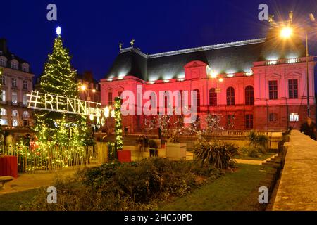 Francia. Ille-et-Vilaine (35). Rennes. Spettacolo di luci sul Parlamento della Bretagna con mercato e albero di natale. Foto Stock