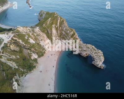 Scatto aereo di Durdle Door Dorset durante il giorno Foto Stock