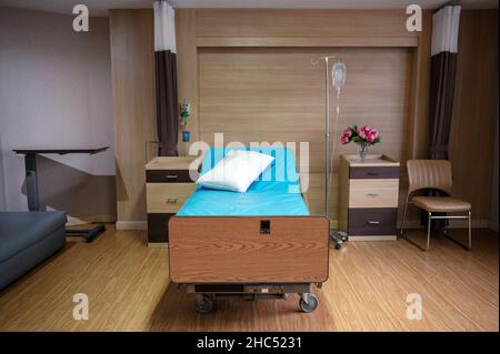 Svuotare il letto paziente regolabile con soluzione salina in una stanza privata del reparto ospedaliero Foto Stock