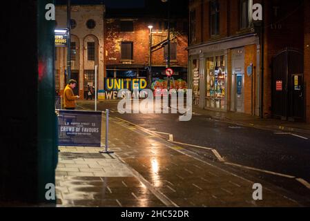 Una serata invernale umida e fredda a Leeds, West Yorkshire Foto Stock