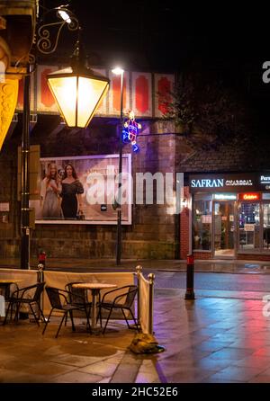 Una serata invernale umida e fredda a Leeds, West Yorkshire Foto Stock