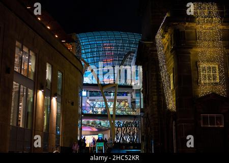 Una serata invernale umida e fredda a Leeds, West Yorkshire Foto Stock