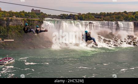 Persone che utilizzano l'attrazione Zipline sopra le cascate, Cascate del Niagara, Ontario, Canada, ottobre 2, 2021 Foto Stock